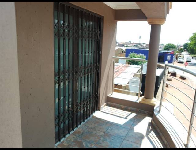 3 BEDROOM HOUSE FOR SALE IN DIEPKLOOF ZONE 4